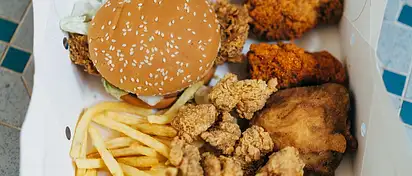 Ile kalorii ma kubełek KFC? Sprawdź dla 1 i 2 osób!