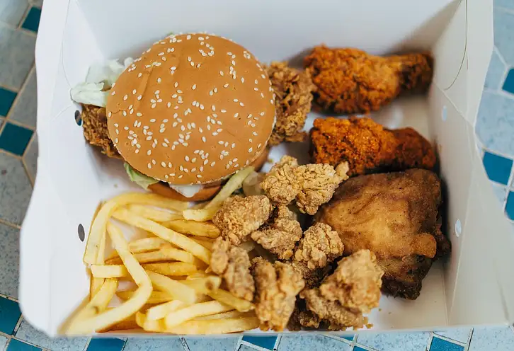 Ile kalorii ma kubełek KFC? Sprawdź dla 1 i 2 osób!