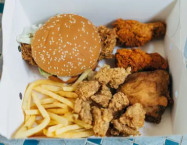 Ile kalorii ma kubełek KFC? Sprawdź dla 1 i 2 osób!